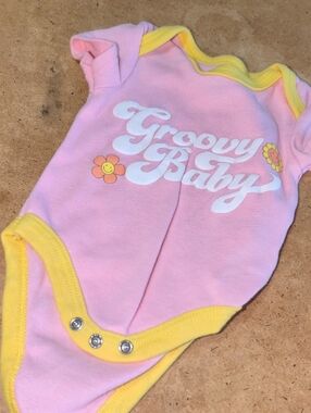 ❤️🔥10/$10❤️🔥 Baby Kidgets Groovy Pink & Yellow Onesie Size 0-3M